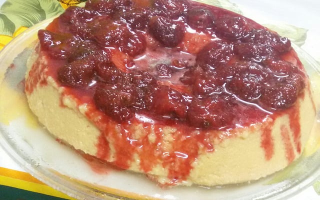 Brigadeirão de chocolate branco com calda de morango