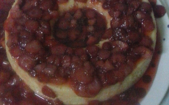 Brigadeirão de chocolate branco com calda de morango