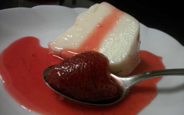 Manjar com calda de morango