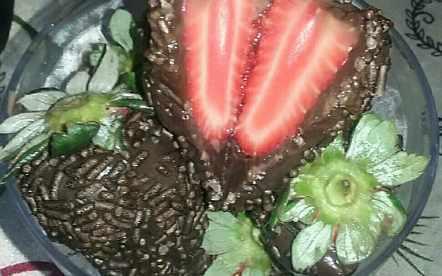 Coxinha de brigadeiro com recheio de morango