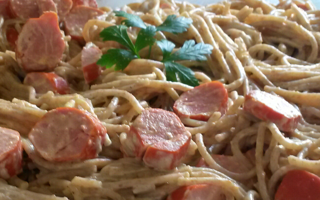 Macarrão com salsicha e creme de leite