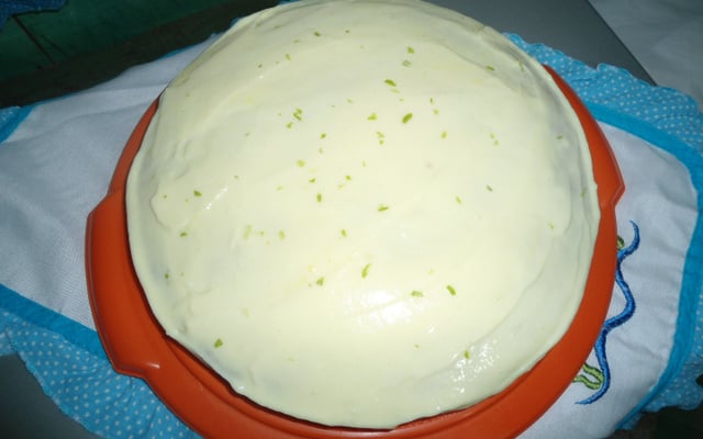 Bolo fácil de limão com cobertura