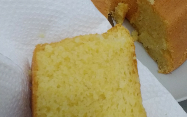 Bolo de fubá com queijo parmesão