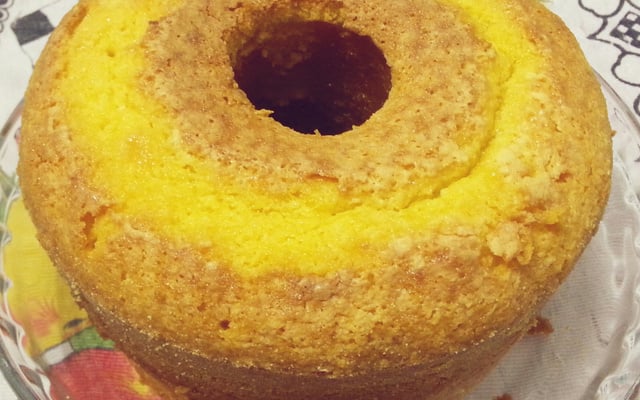 Bolo de farinha de milho no liquidificador servido em prato