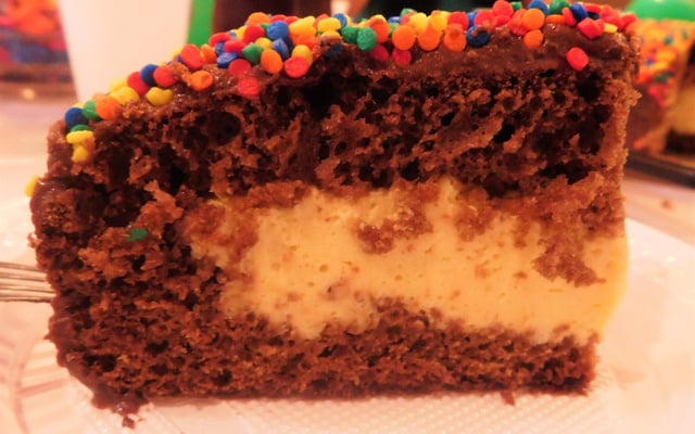 Bolo de chocolate com mousse de maracujá e cobertura de chocolate