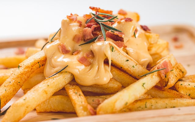 Batata frita com queijo e bacon