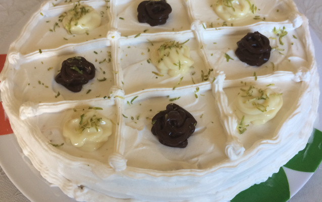 Bolo com recheio de limão e chocolate