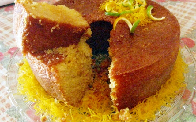 Pão-de-ló de fubá com calda de laranja