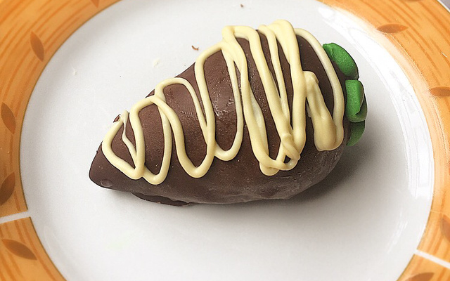 Bombom coxinha de morango com leite em pó