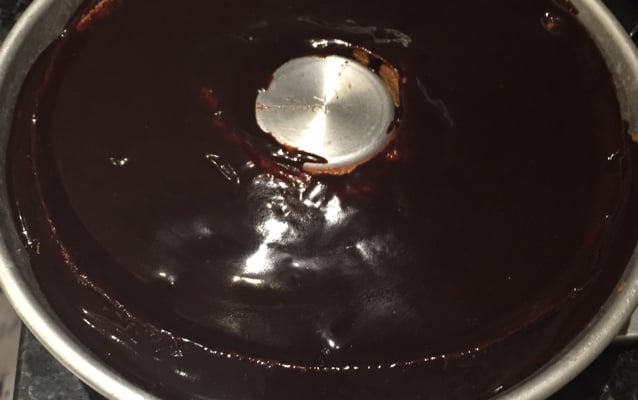 Bolo de cenoura com cobertura de chocolate