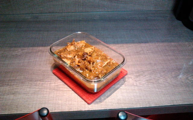 Pernil cozido com cerveja preta e creme de cebola