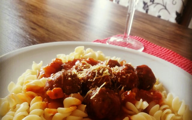 Macarrão com almôndegas rápido e barato