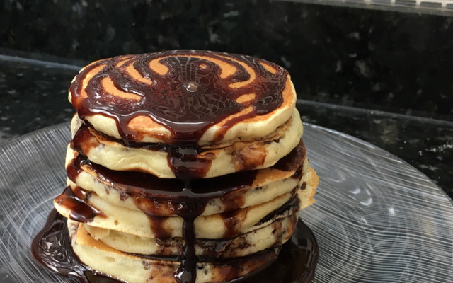 Panqueca americana com calda de chocolate