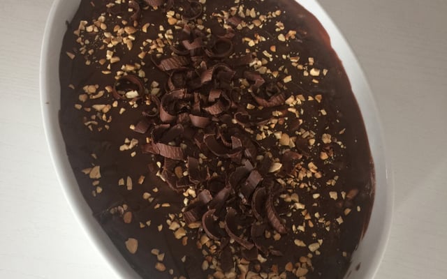 Ovo de Páscoa na travessa