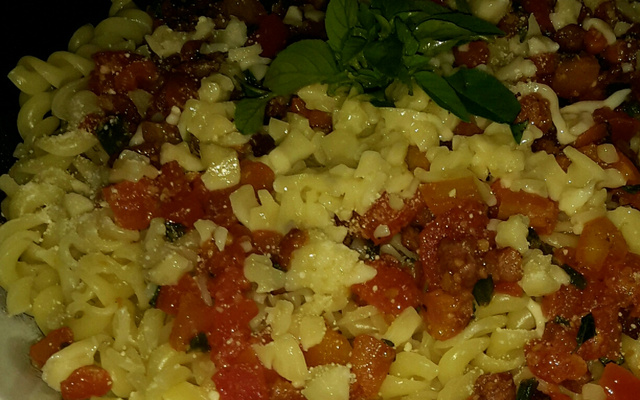 Macarronada ao molho de tomate, bacon e manjericão