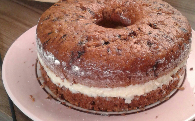 Pão de mel recheado no tamanho de bolo