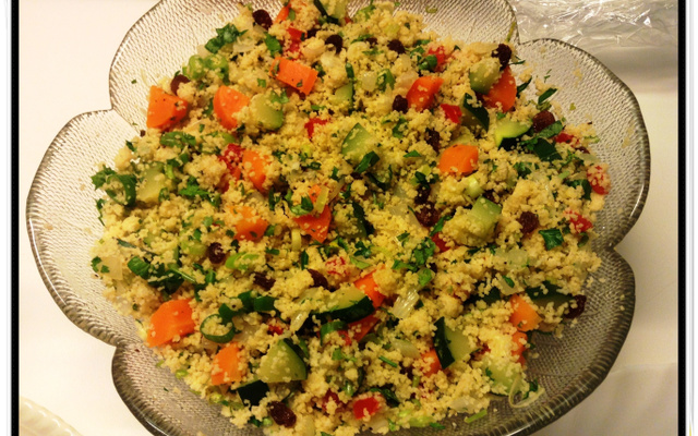 Cuscuz marroquino de legumes, passas e nozes