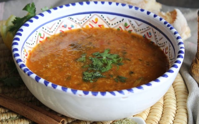 Caldo de carne moída com mandioca e cheiro-verde