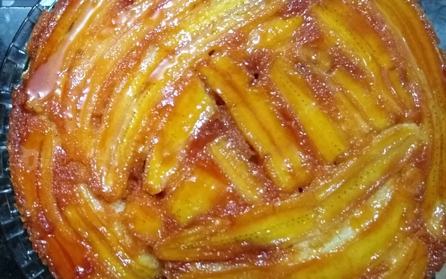 Bolo invertido de banana caramelada de liquidificador