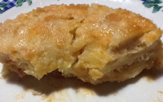 Bolo de pão velho com doce de leite e coco ralado