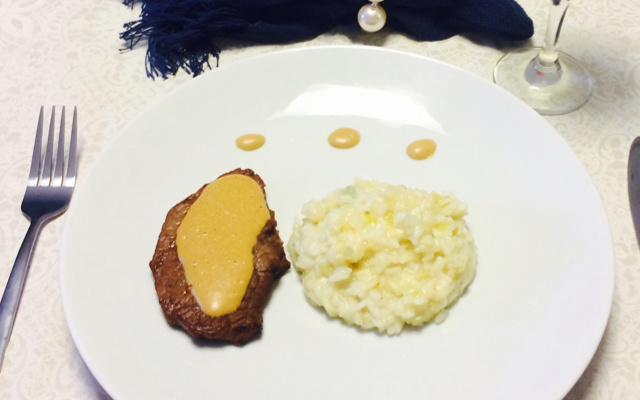 Filé mignon ao molho de mostarda com risoto de alho-poró