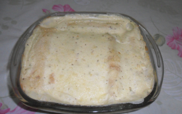 Panqueca cremosa de frango com requeijão e molho branco