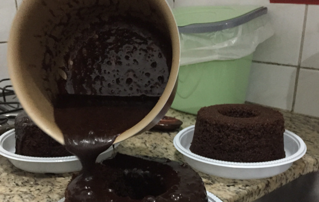 Cobertura de chocolate simples e gostosa