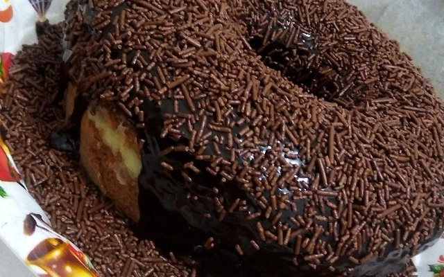 Bolo de chocolate com cobertura de brigadeiro
