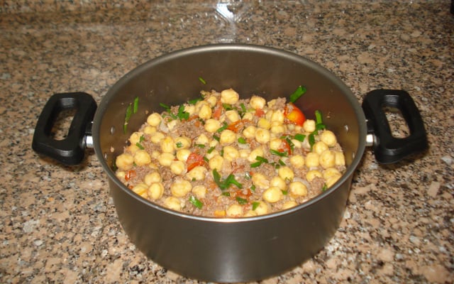 Carne moída com grão-de-bico