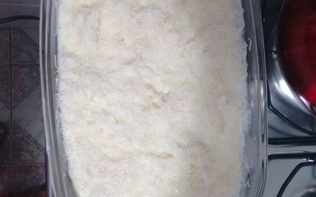 Manjar branco com calda de ameixas