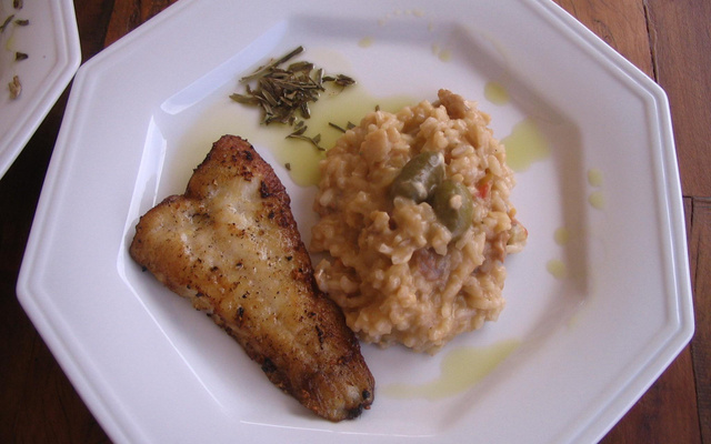 Risoto de camarão acompanhado de filé de merluza fácil