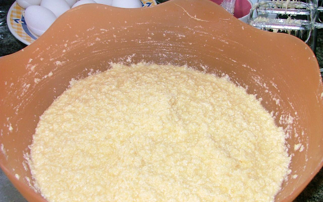 Bolo de massa de mandioca crua