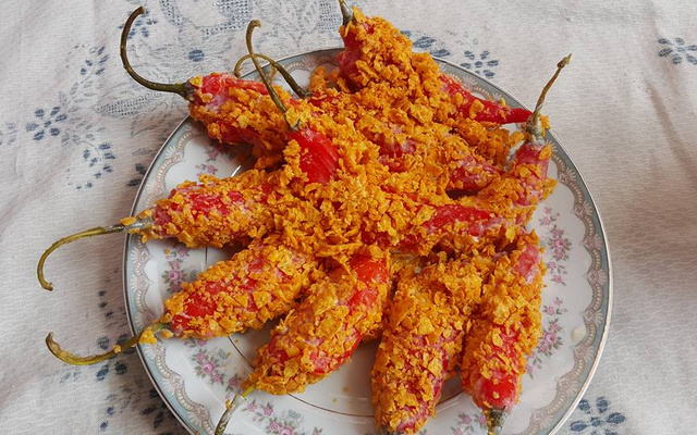 Pimenta dedo-de-moça com recheio de linguiça