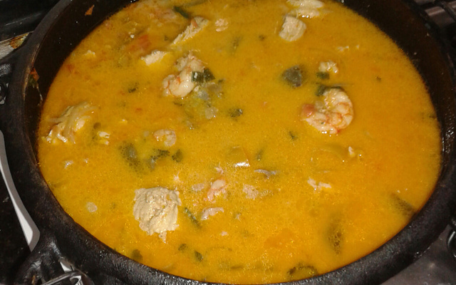 Moqueca fácil de peixe com camarão da Karyne