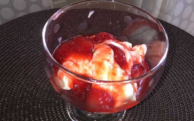 Flan de iogurte com calda de morango