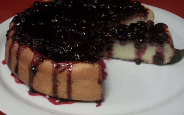 Torta de ricota com calda de frutas vermelhas