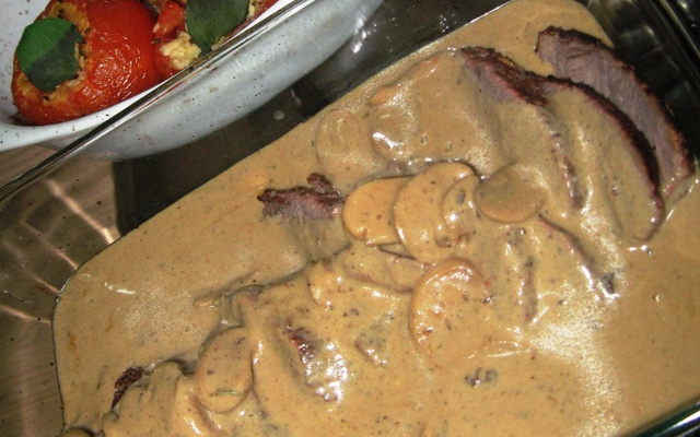 Filé mignon ao molho gorgonzola e tomates recheados