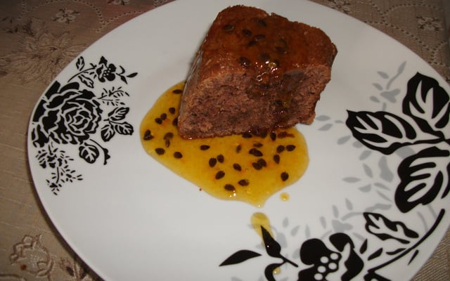 Bolo integral de chocolate com calda de maracujá