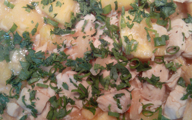 Peito de frango com mandioca e leite de coco