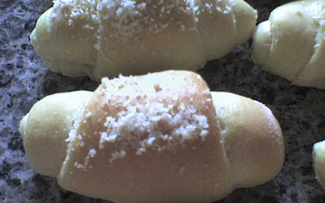 Pão de cebola em formato de croissant