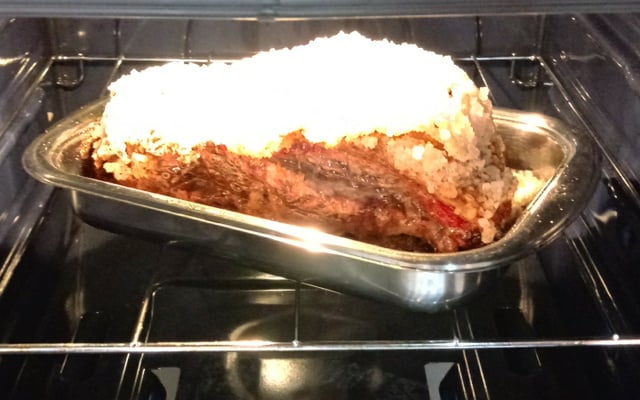 Carne assada com sal grosso