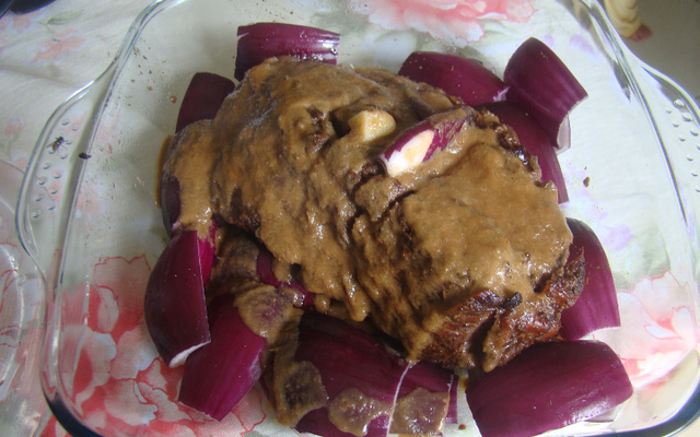Carne de panela ao molho de cebola