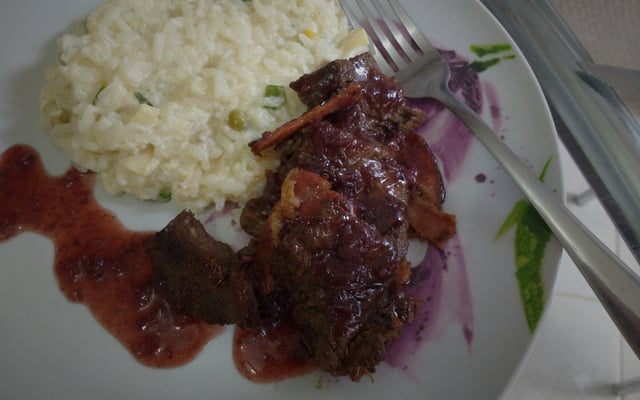 Medalhão de filé mignon ao falso molho madeira