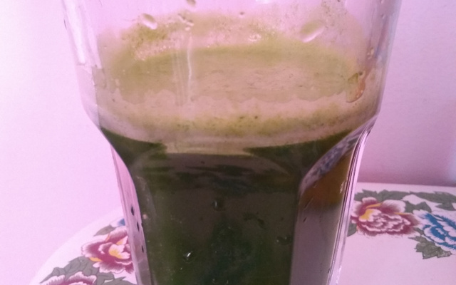 Suco detox de couve maçã e limão