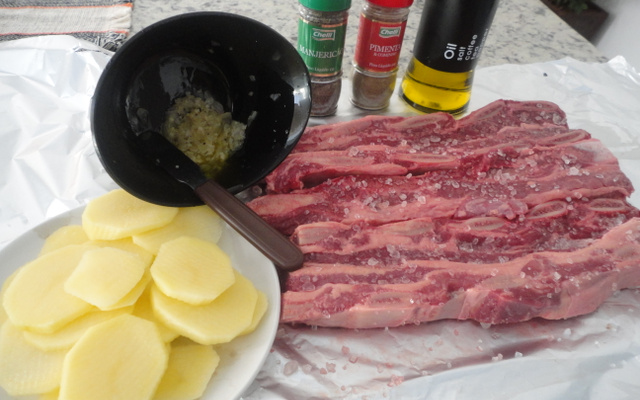 Costela ao bafo com alho e batatas