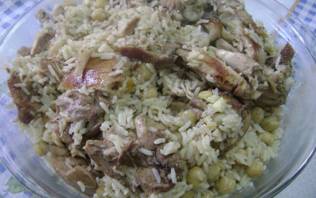 Arroz com grão-de-bico e frango
