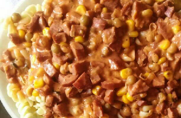 Macarrão cremoso com calabresa