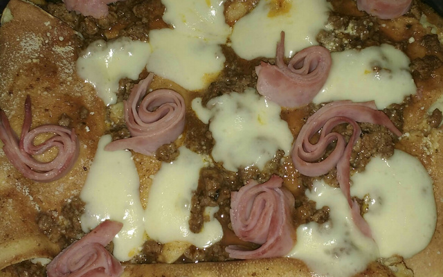 Panquecas com recheio de carne moída e acelga ao molho de tomate