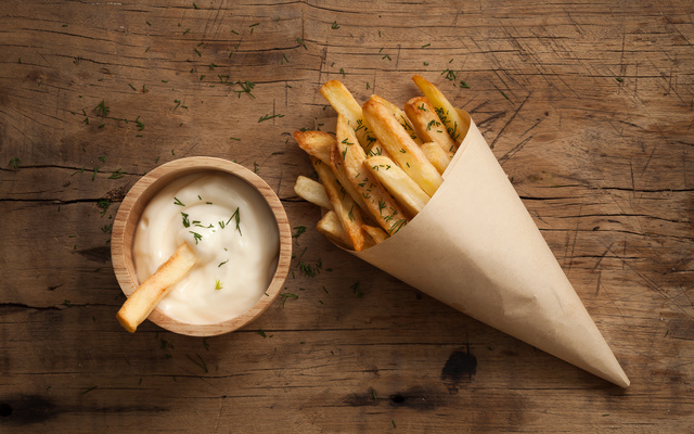 Batata frita crocante com creme de alho