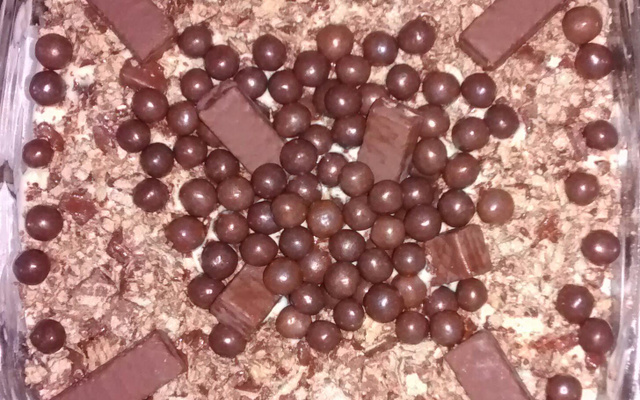 Pudim de iogurte com calda de morango